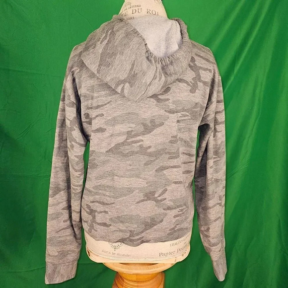 Soulcycle Soul Cycle‎ Womens Gray Camo Skull Crossbones Cropped Hoodie Medium - Picture 2 of 4